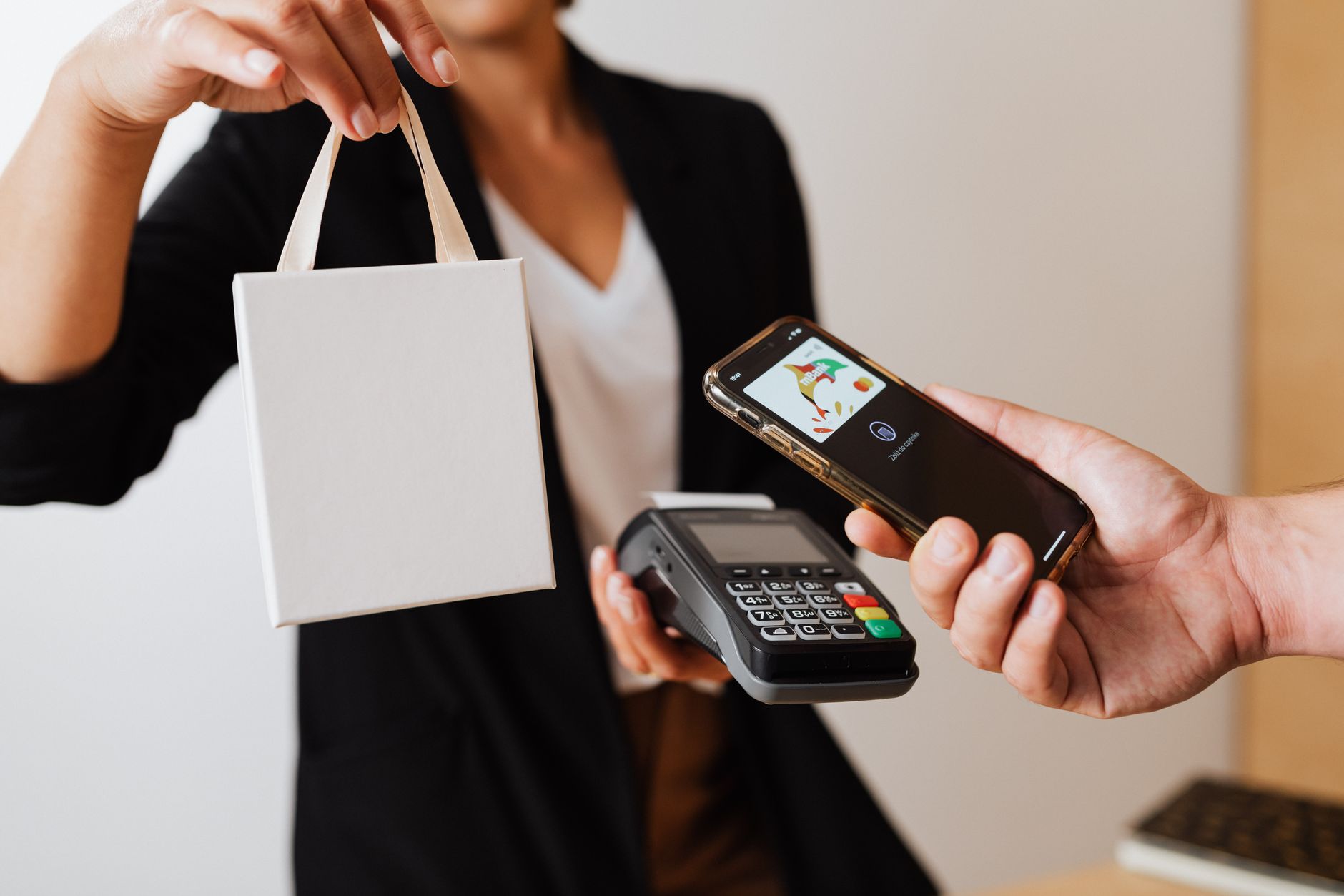 Cliente pagando com o celular por aproximação em uma maquininha